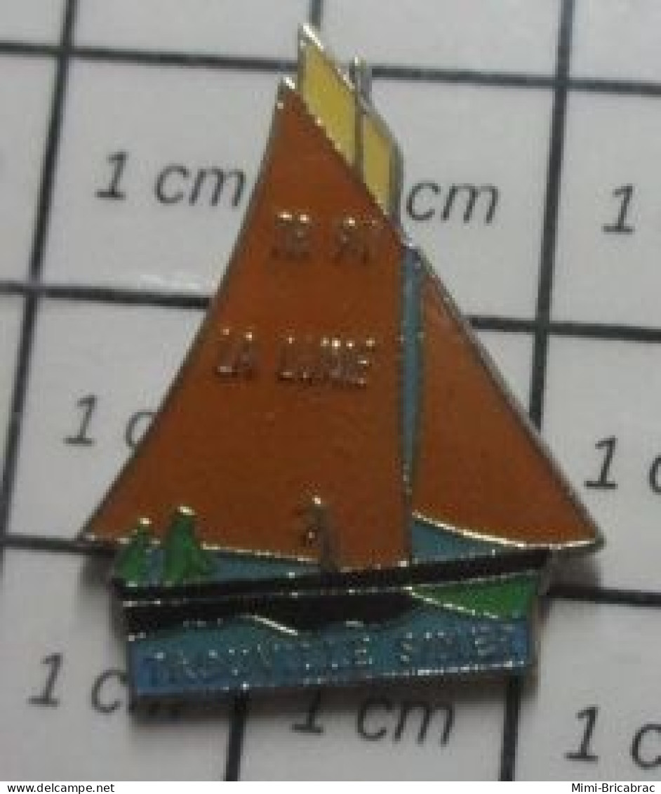 313F Pin's Pins / Beau Et Rare / BATEAUX / VOILIER VIEUX GREEMENT LA LUNE TROUVILLE SUR MER CALVADOS - Barche