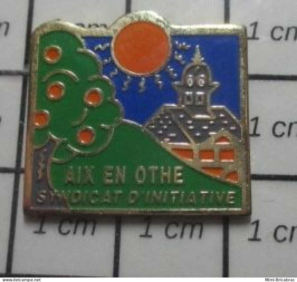 313i Pin's Pins / Beau Et Rare / VILLES / AIX EN OTHE SYNDICAT D'INITIATIVE AUBE EGLISE POMMIER POMME - Cities