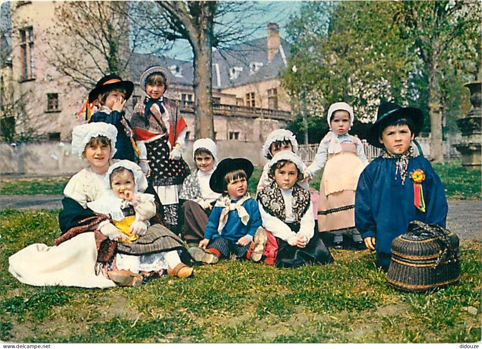 Folklore - Auvergne - Groupe Folklorique La Bourrée Issoirienne De Issoire - La Relève Est Assurée - Enfants - CPM - Car - Kostums