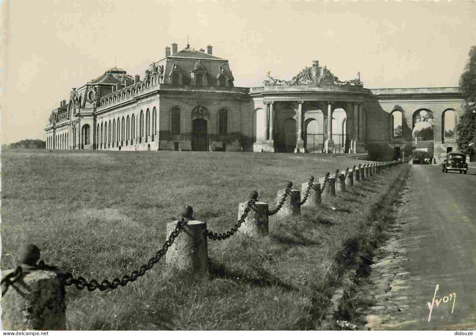 60 - Chantilly - Le Chateau - Les Grandes écuries - Automobiles - Mention Photographie Véritable - Carte Dentelée - CPSM - Chantilly