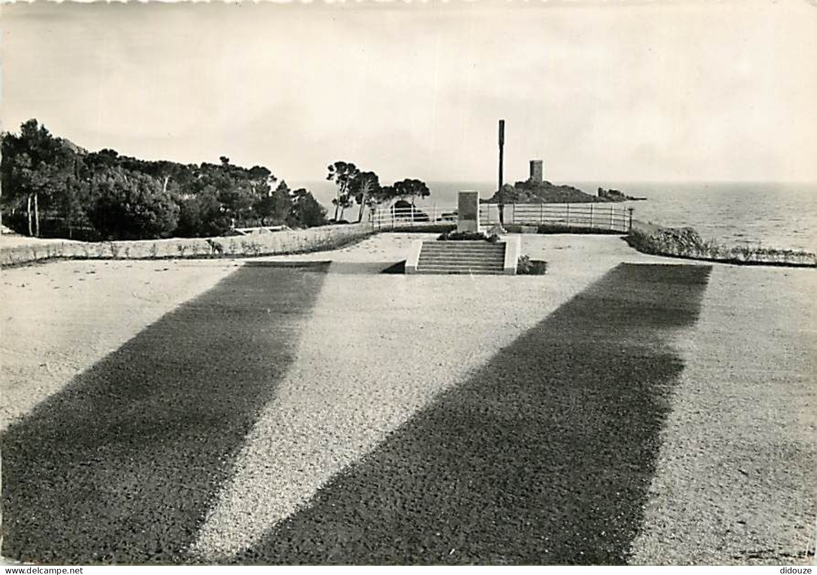 83 - Le Dramont - Monument Du Débarquement D'Août 1944 - CPSM Grand Format - Carte Neuve - Voir Scans Recto-Verso - Autres & Non Classés