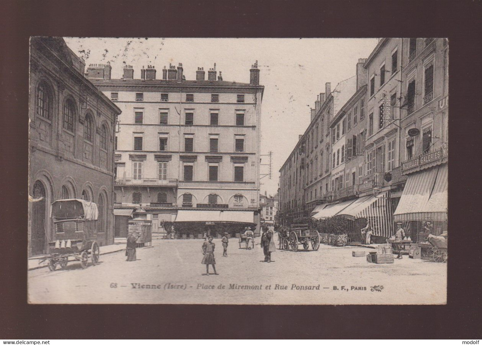CPA - 38 - Vienne - Place De Miremont Et Rue Ponsard - Animée - Circulée En 1921 - Vienne
