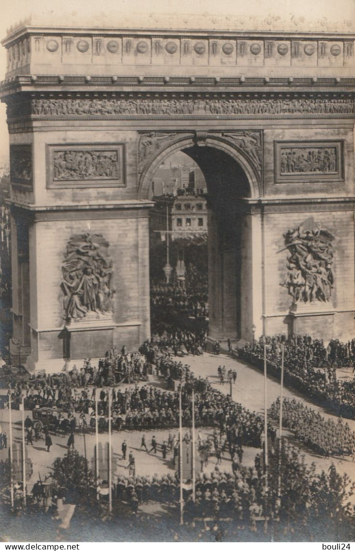 CARTE PHOTO GUERRE 14 18 ARC DE TRIOMPHE  COMMEMORATION FLAMME SOLDAT INCONNU REVUE TROUPES - A Identifier