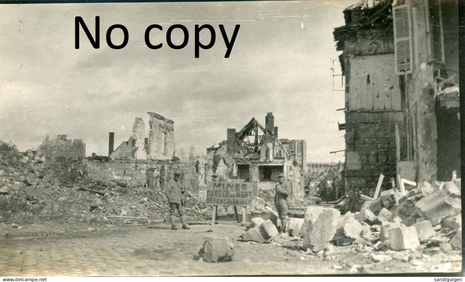 PHOTO FRANCAISE - POILUS DANS LA VILLE DE NOYON MINEE APRES LE DEPART DES ALLEMANDS EN 1918 OISE - GUERRE 1914 1918 - Guerre, Militaire