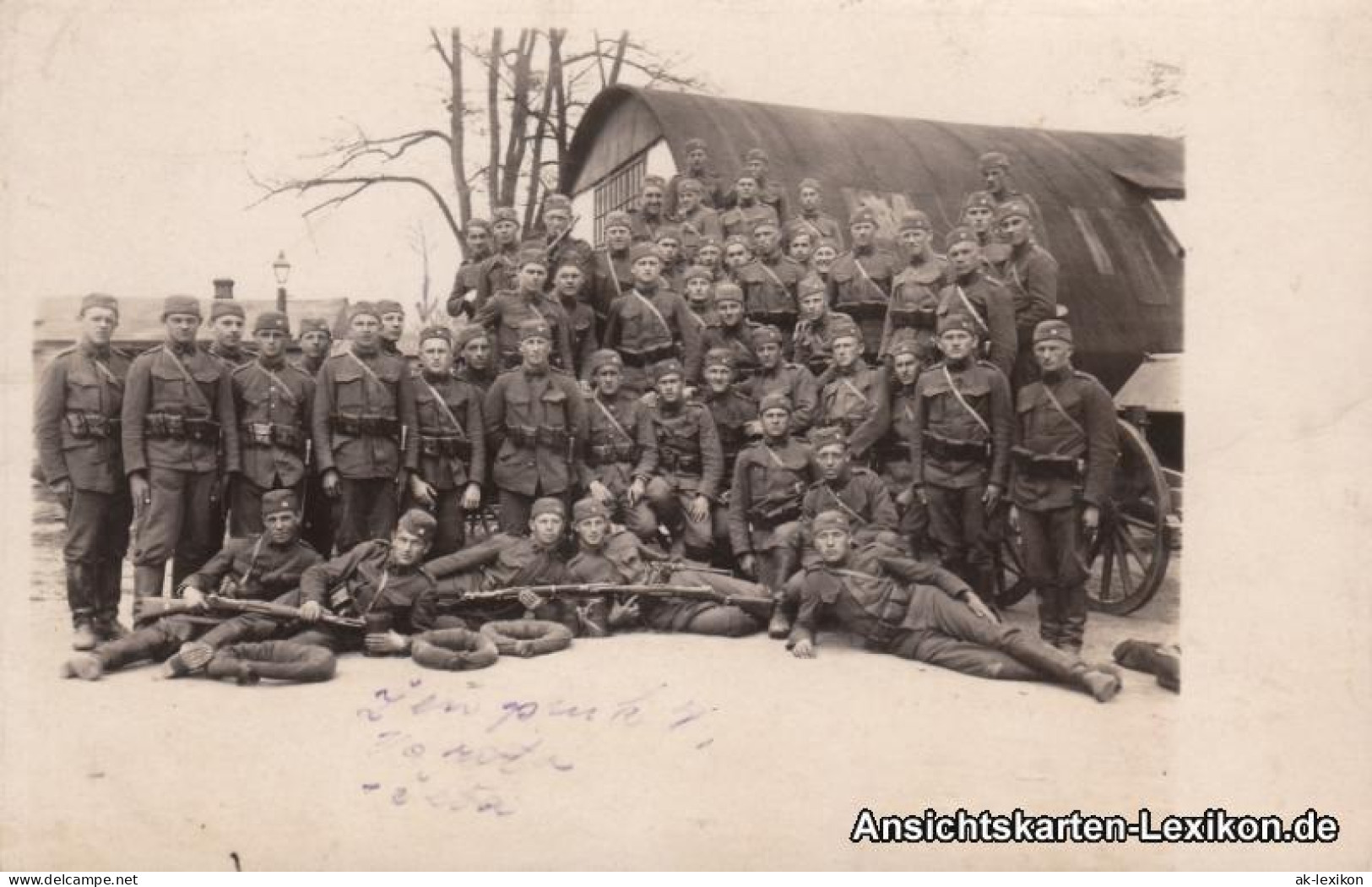 Ansichtskarte  Soldaten Gruppenbild Vor Lager (Tschechien &#63;&#63;) 1918  - Te Identificeren