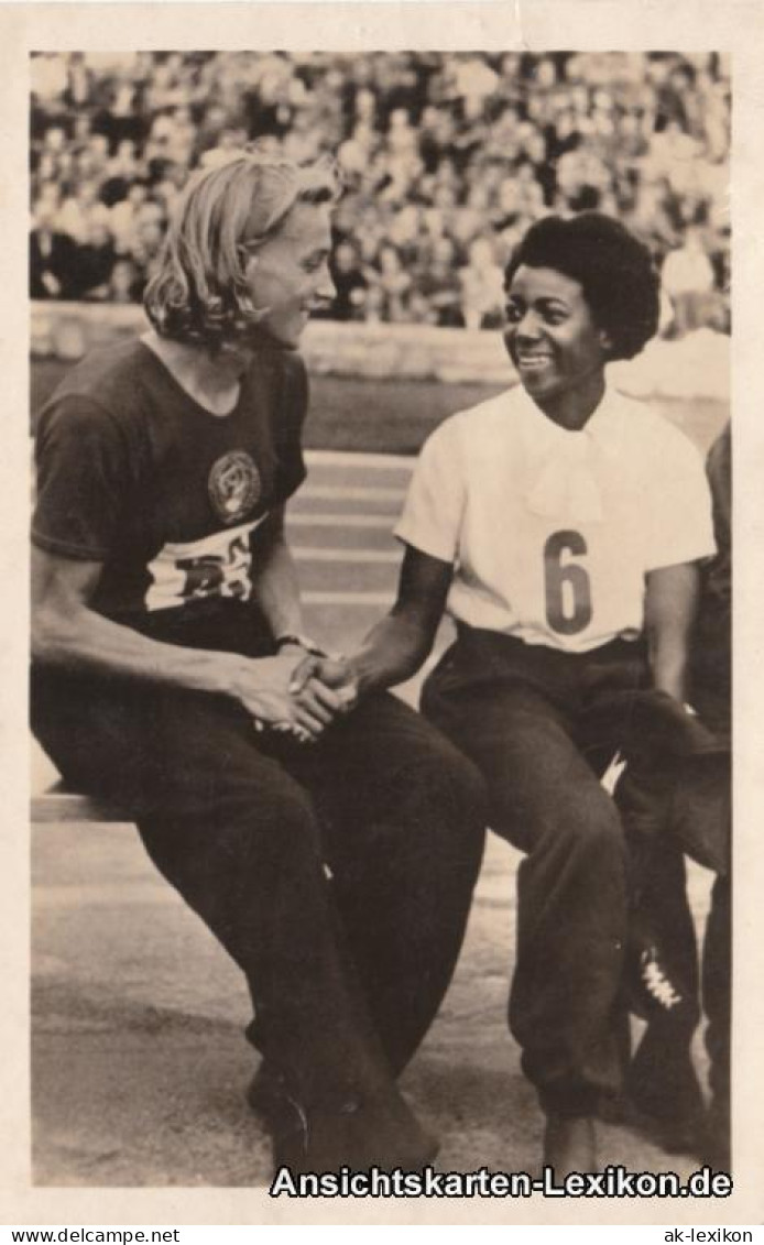 Ansichtskarte  Sandiford Gratuliert Tschudina Zum Titel Im Hochsprung 1956 - Football