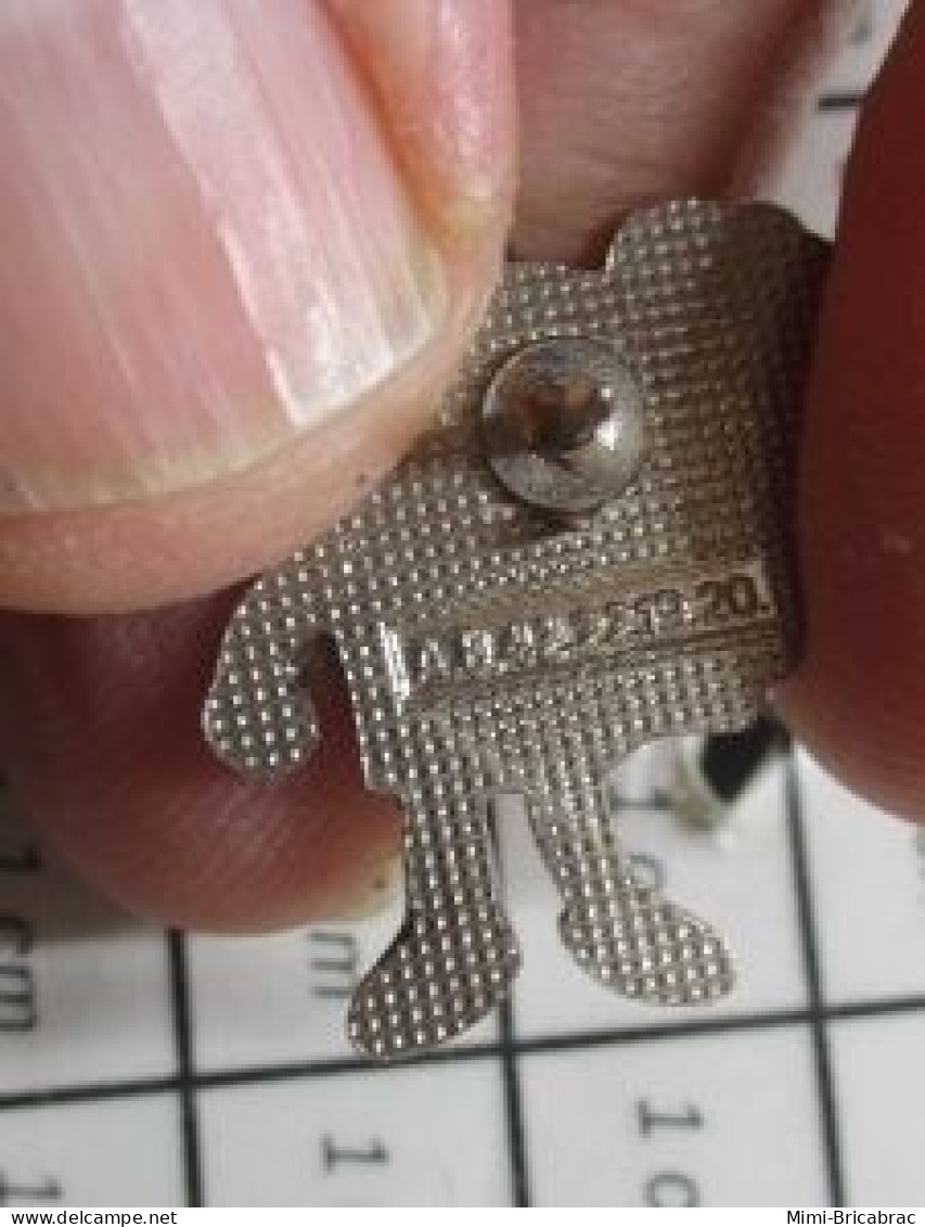 512A  Pins Pin's / Rare & Belle Qualité / MARQUES / PILE ELECTRIQUE VARTA ROBOT Par AB ARTHUS BERTRAND - Trademarks