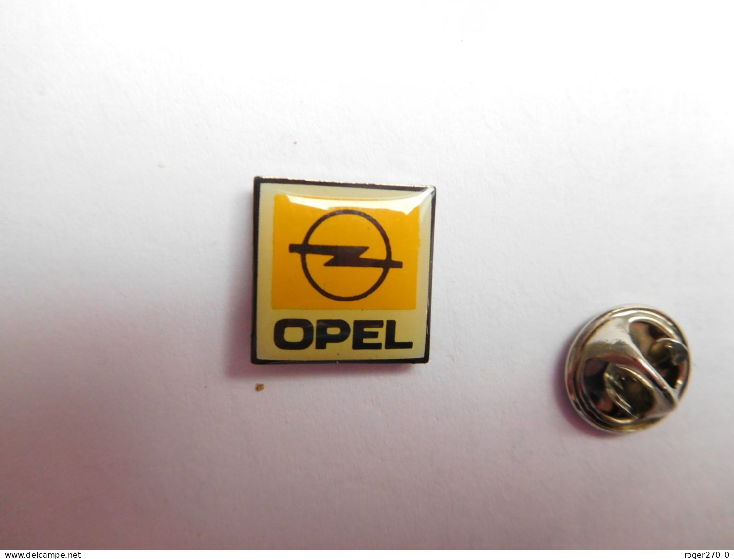 Beau Pin's , Auto Opel , Logo Sur Fond Noir , Dimensions : 15 X15 Mm , Non Signé - Opel
