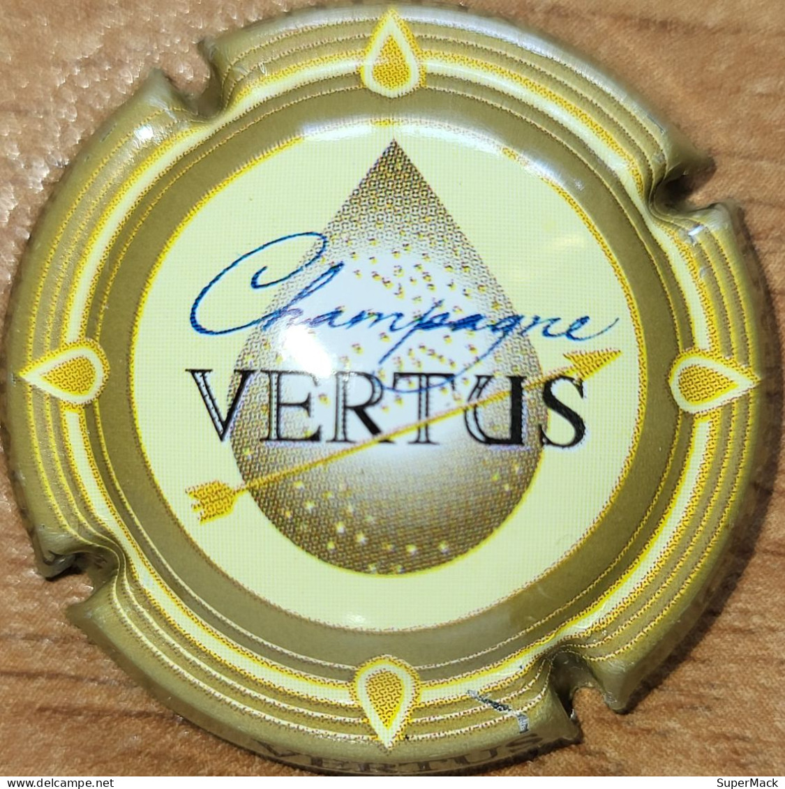 Capsule Champagne VERTUS Série Coop La Goutte D'or, Goutte Pâle Verdâtre, Goutte Aux Point Cardinaux Grisjaune&bleu Nr01 - La Goutte D'Or