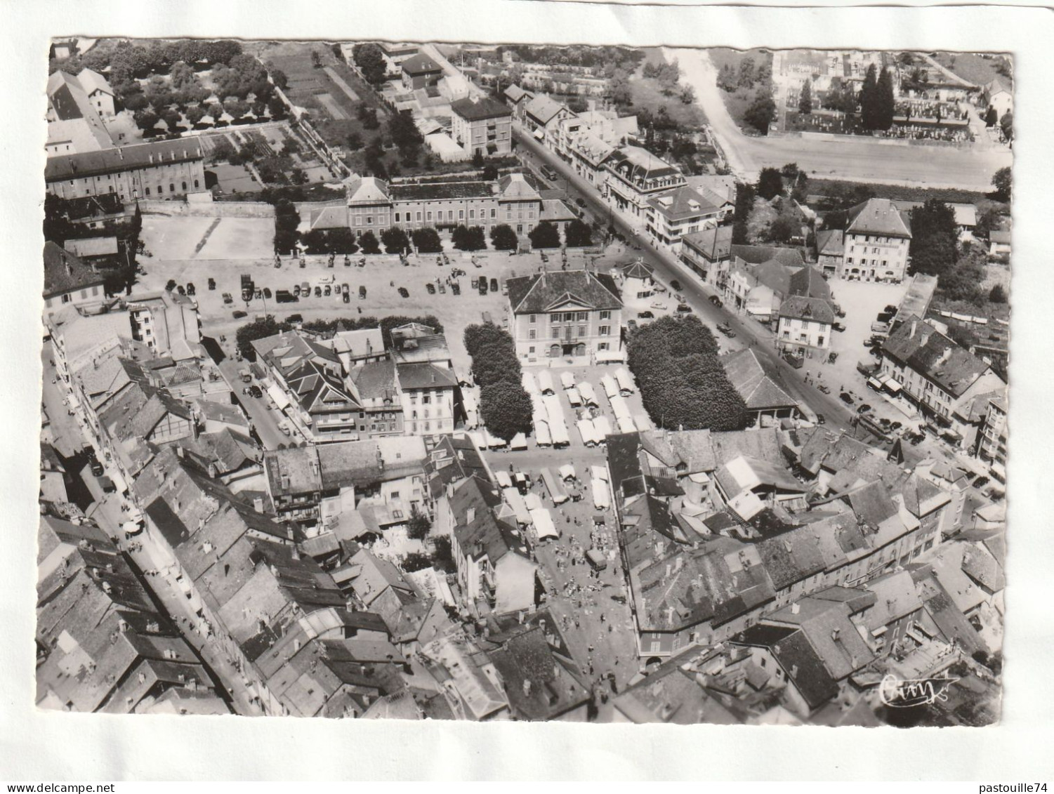 CPM. 15 X 10,5  -  LA  ROCHE -sur-FORON  -  Vue Aérienne - Place Andrévettan, L'Hôtel De Ville Et L'Hôtel De La Grenette - La Roche-sur-Foron