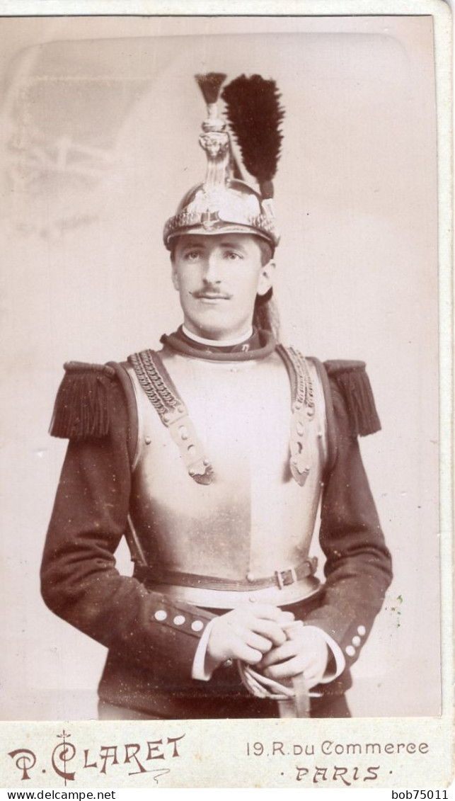 Photo CDV D'un Officier Francais D'un Régiment De Dragon Posant Dans Un Studio Photo A Paris - Alte (vor 1900)