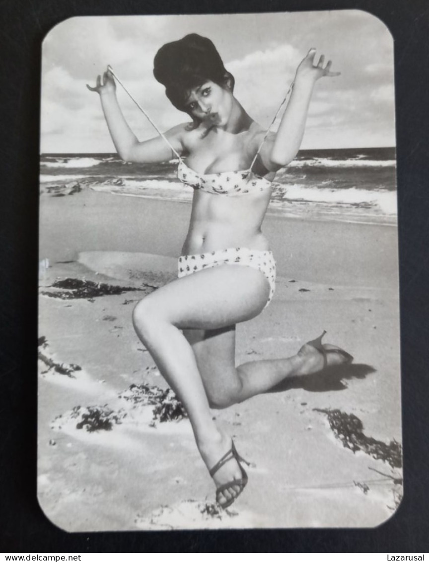 #16   Woman Femme -  Small Pocket Calendar Pin Up - Year 1967 - Kleinformat : 1961-70