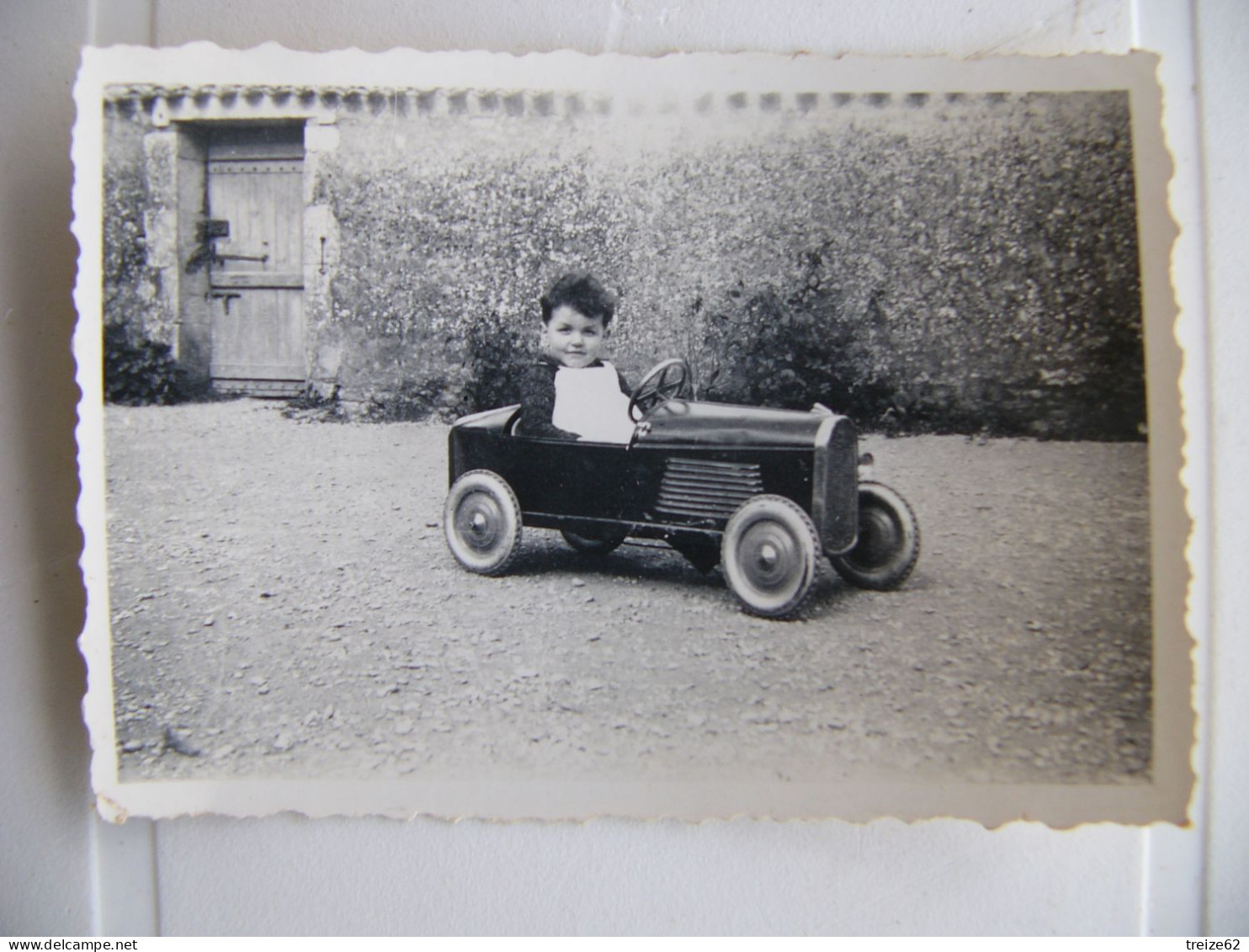 Enfant Dans Une Automobile à Pédales ( Jouet Ancien ) - Auto's