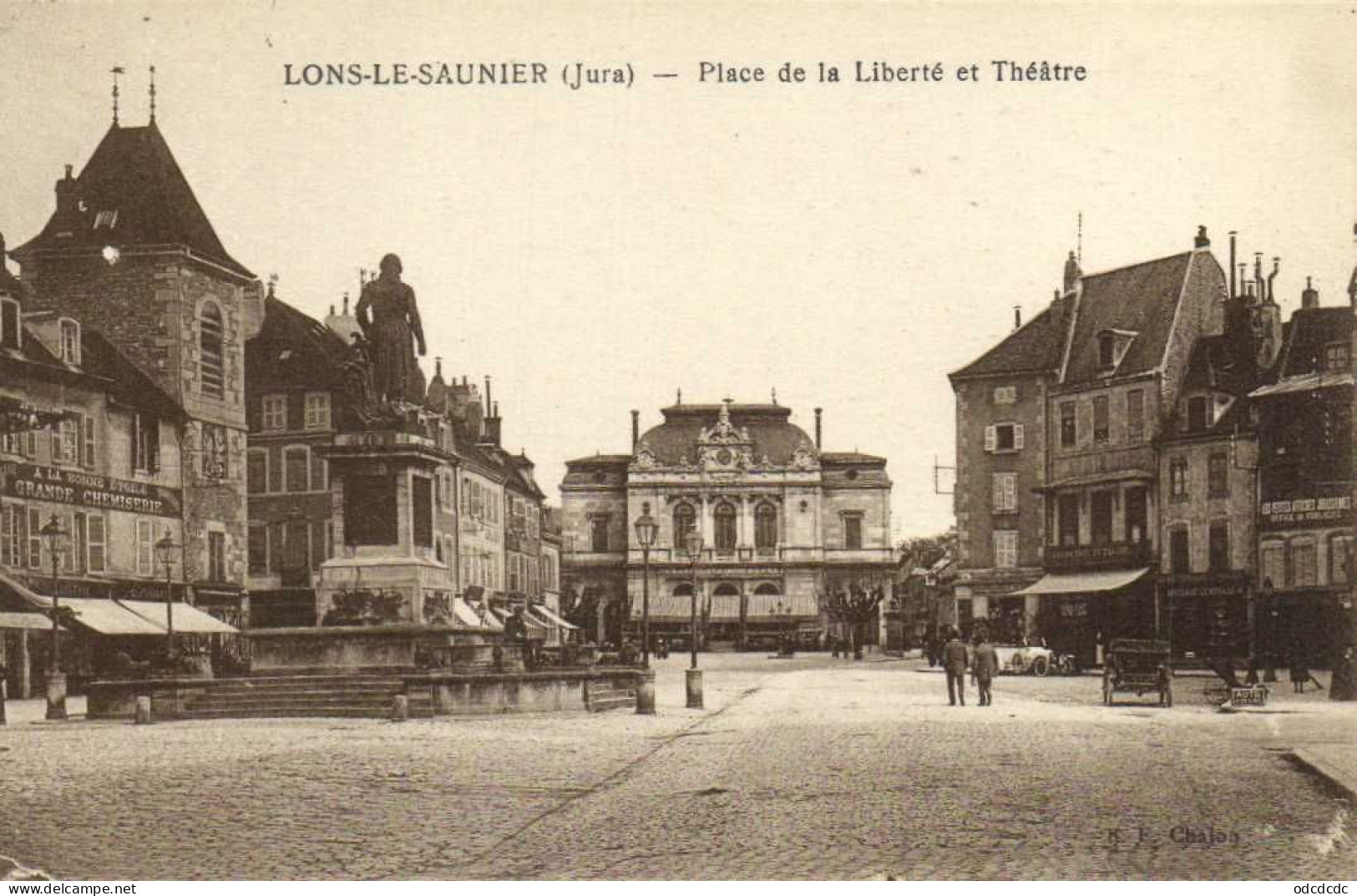 LONS LE SAUNIER (Jura) Place De La Liberté Et Theatre Animée RV - Lons Le Saunier