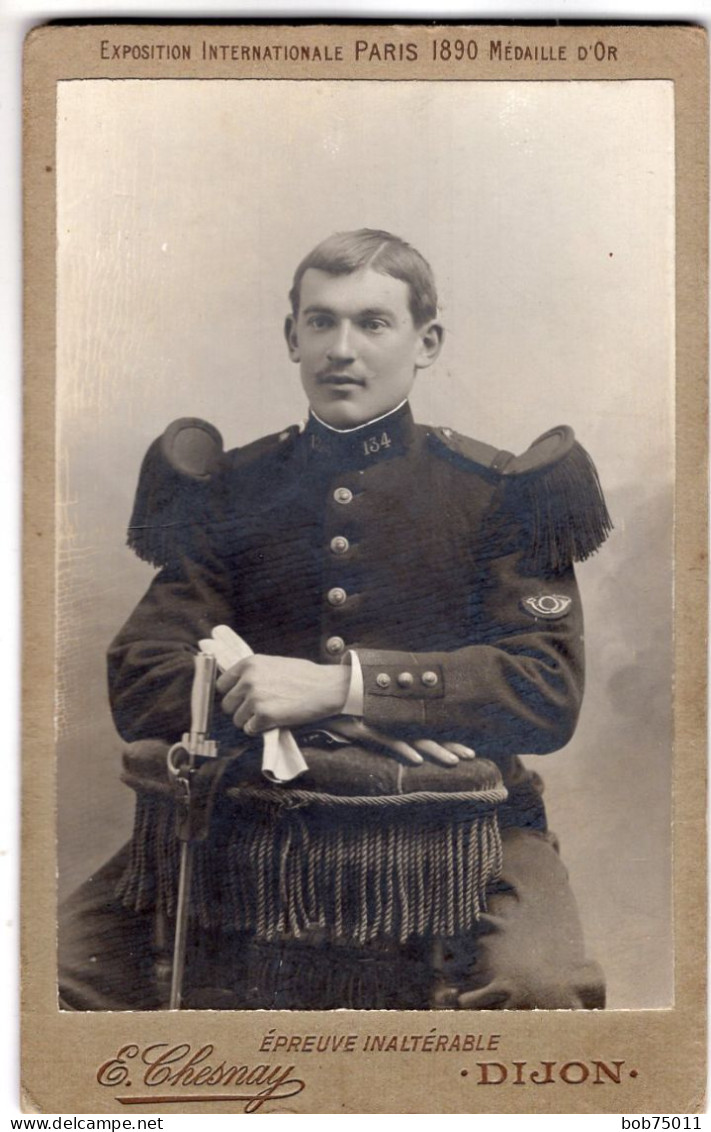 Photo CDV D'un Officiers Francais Du 134 éme Bataillon De Chasseur Posant Dans Un Studio Photo A Dijon - Ancianas (antes De 1900)