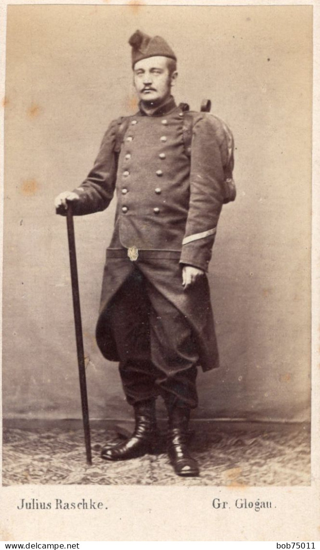 Photo CDV D'un Sous-officiers Francais Des Gardes Mobile De La Guerre De 1870 Posant Dans Un Studio Photo - Alte (vor 1900)