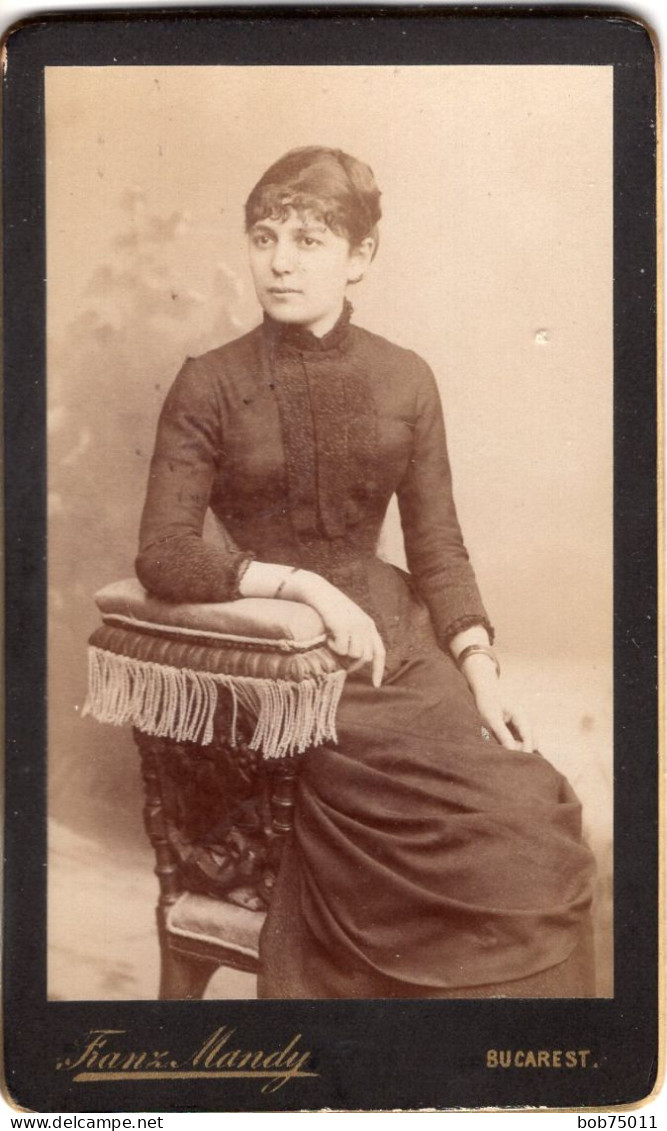 Photo CDV D'une Femme élégante Posant Dans Un Studio Photo A Bucarest - Anciennes (Av. 1900)