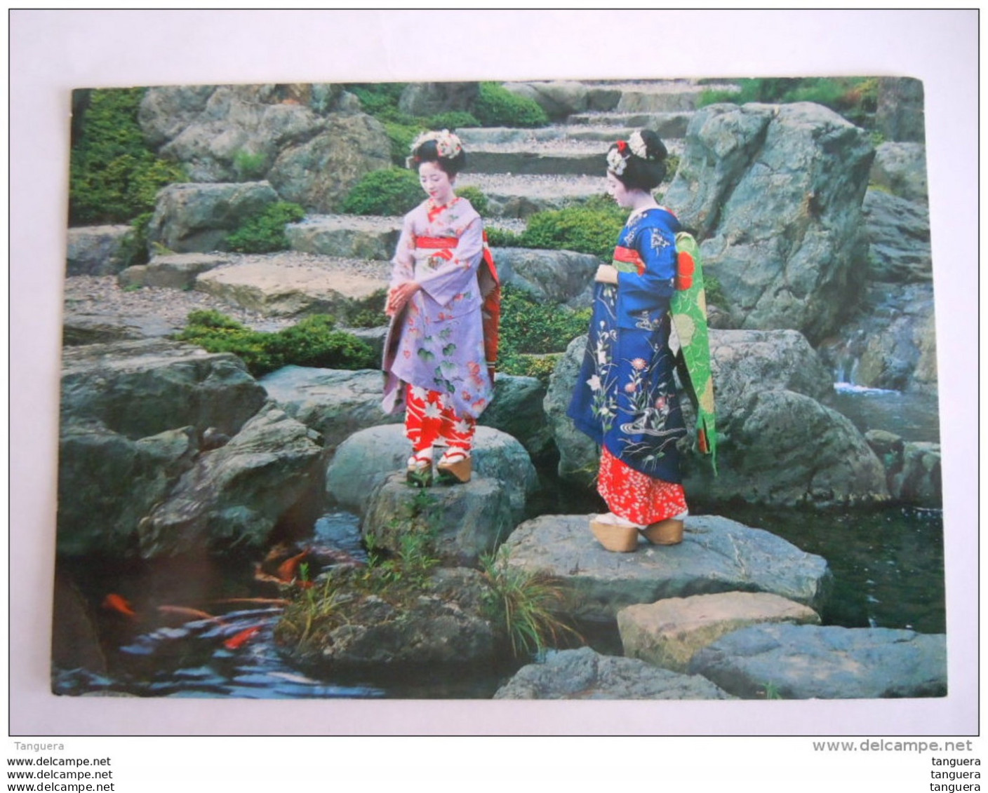 Japan Japon Maiko Or Dancing Girls Of The Traditional Japan Are Seen Feeding Carps Circulée Used 1988 - Sonstige & Ohne Zuordnung