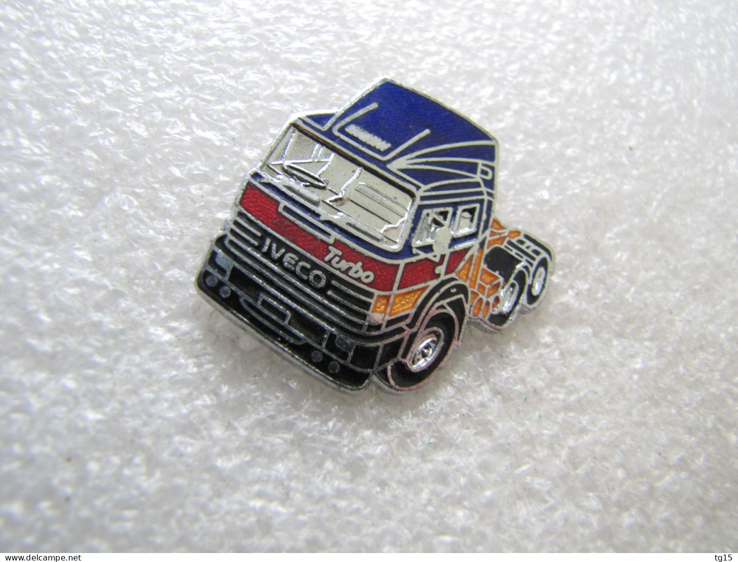 PIN'S   CAMION  TRUCK   IVECO     Email Grand Feu - Trasporti