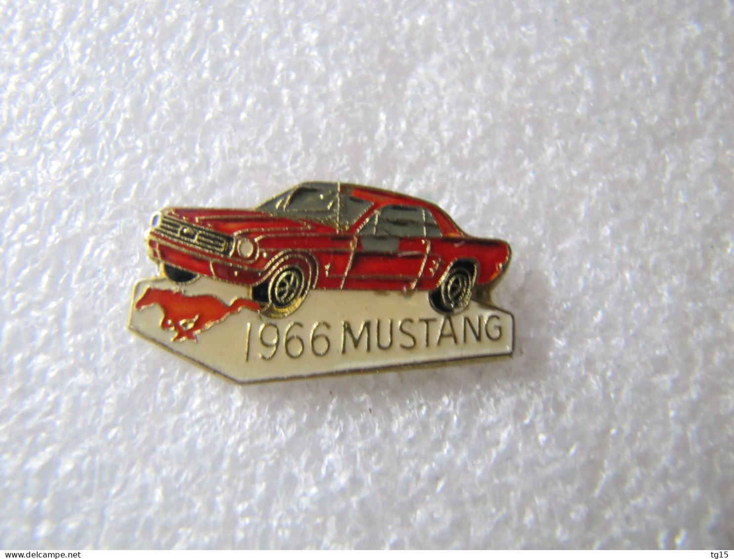PIN'S   FORD  MUSTANG  1966 - Ford