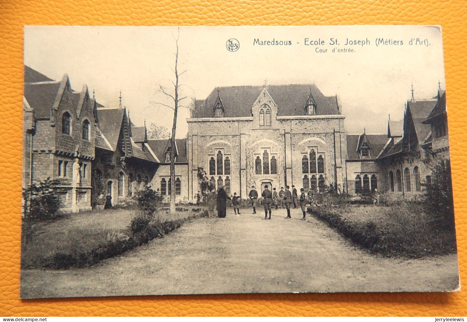 MAREDSOUS  -  Ecole St. Joseph (Métiers D'Arts)  - Cour D'entrée - Anhee