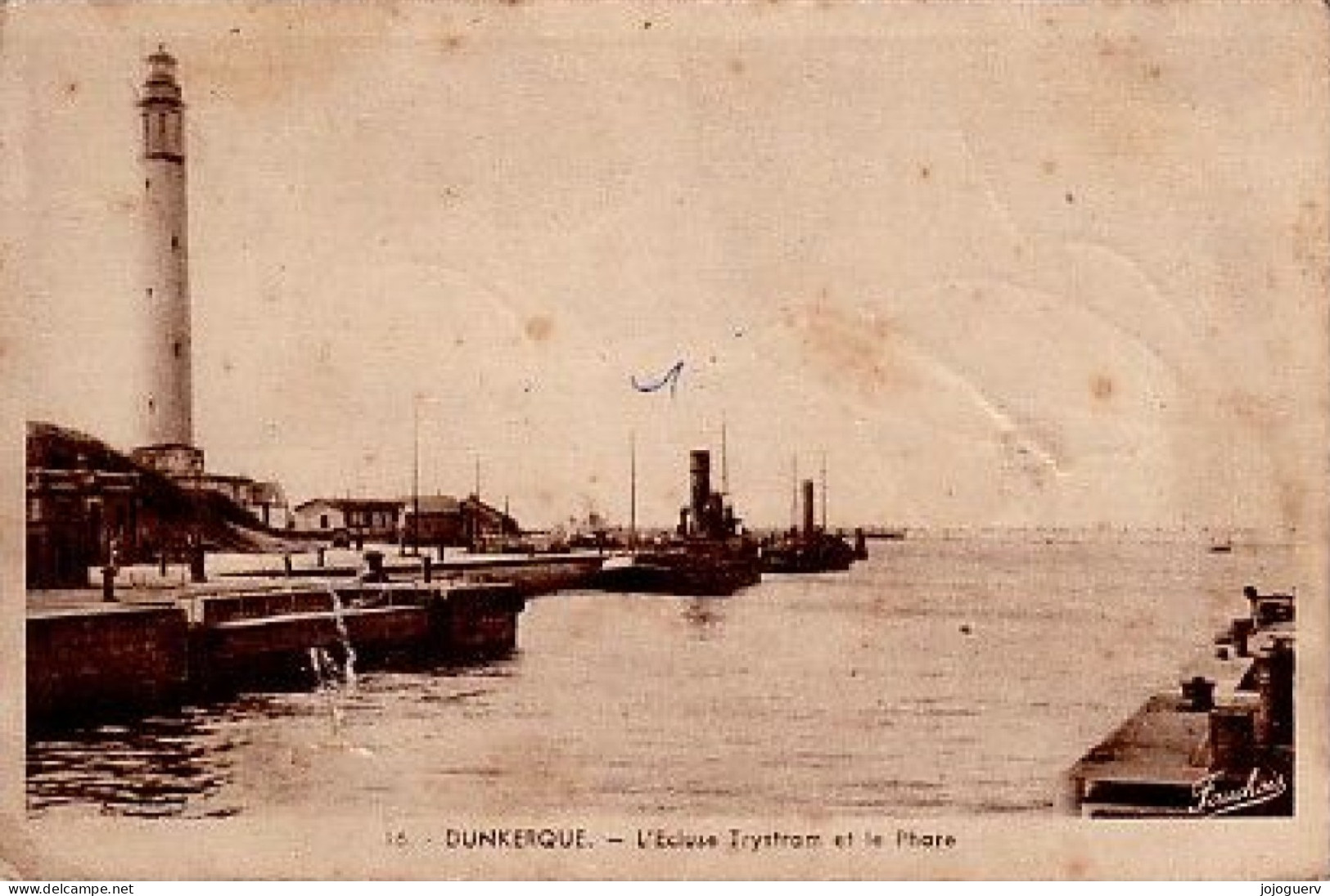 Dunkerque L'écluse Trystram Et Le Phare ( Remorqueur à Quai Dans Le Chenal - Dunkerque