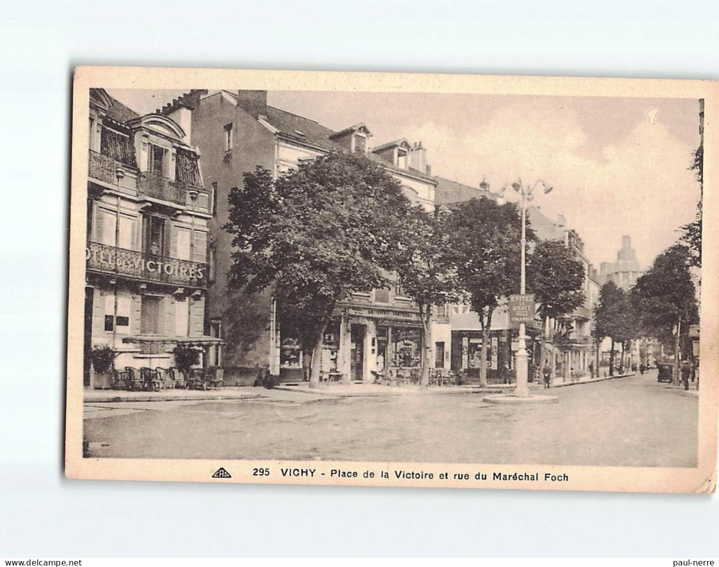 VICHY : Place De La Victoire Et Rue Du Maréchal Foch - état - Vichy