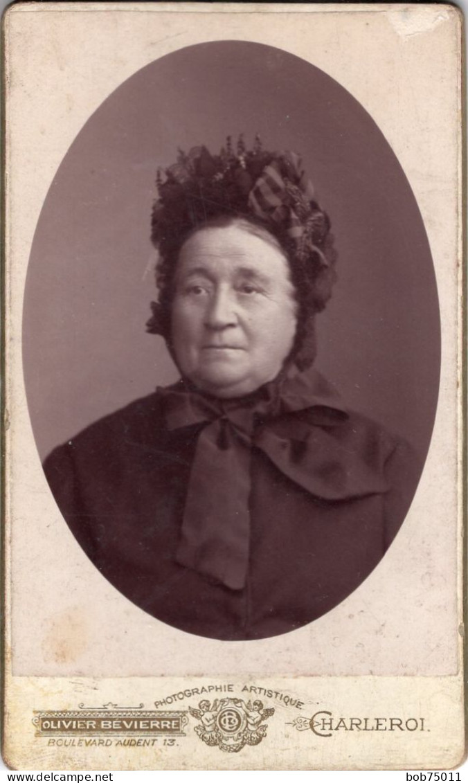 Photo CDV D'une Femme élégante Posant Dans Un Studio Photo A Charleroi ( Belgique ) - Ancianas (antes De 1900)