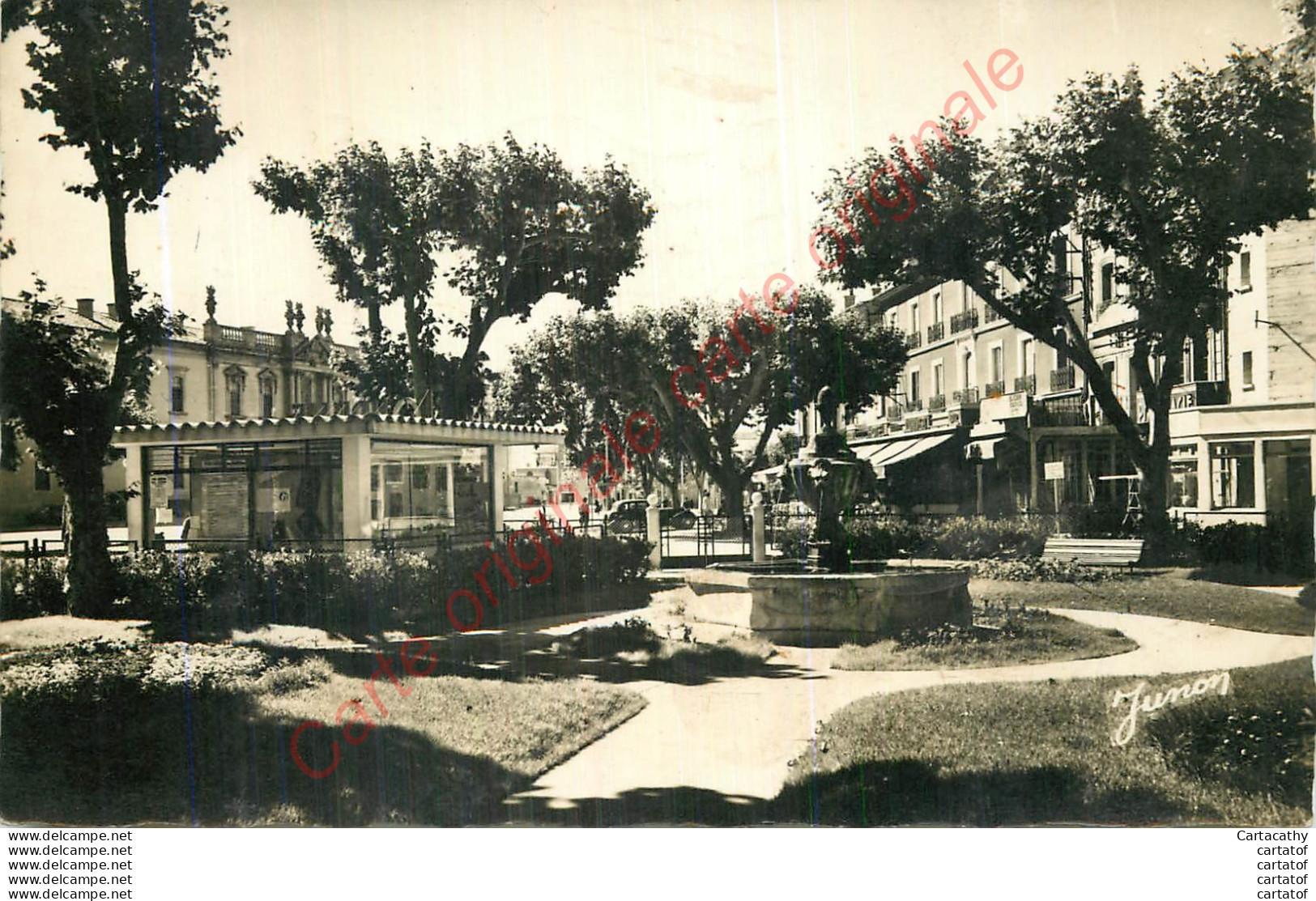 84.  CARPENTRAS . Le Square Et Le Pavillon Du Tourisme . - Carpentras