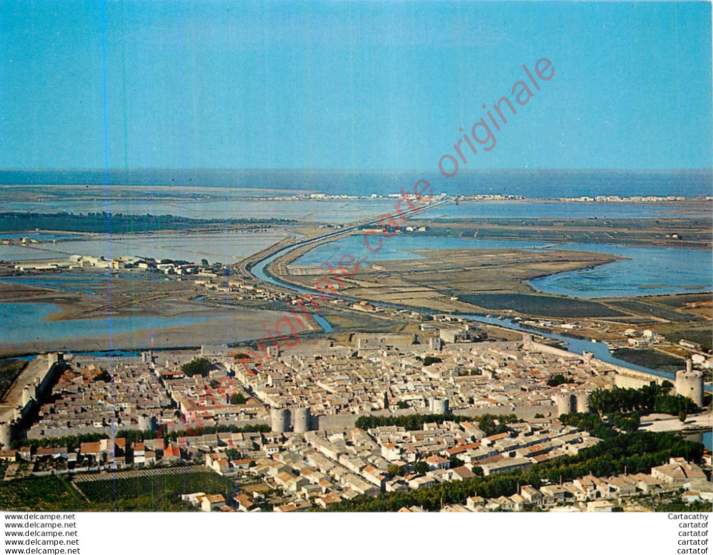 30.  AIGUES MORTES .  Vue Aérienne Des Remparts Et De La Cité . - Aigues-Mortes