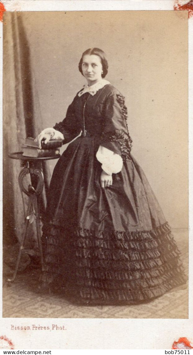 Photo CDV D'une Femme élégante Posant Dans Un Studio Photo A Paris - Old (before 1900)