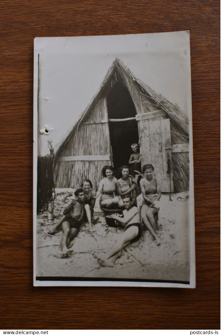 F2067 Photo Romania Thatched House Group Of People At The Beach - Photographs