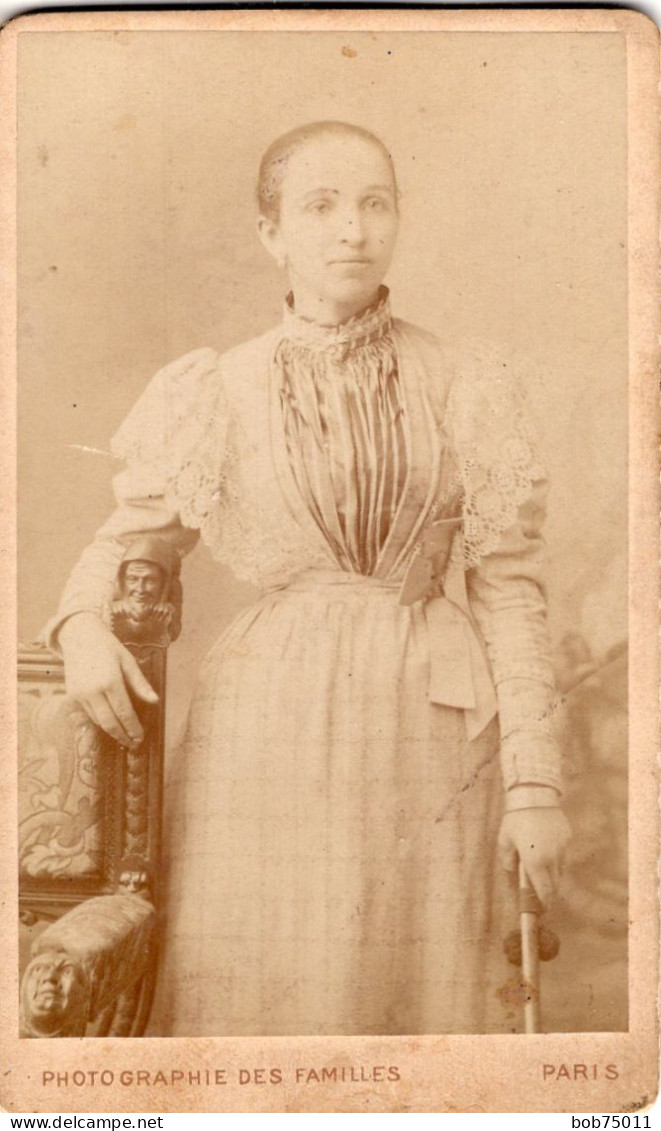 Photo CDV D'une Jeune Femme élégante Posant Dans Un Studio Photo A Paris - Ancianas (antes De 1900)