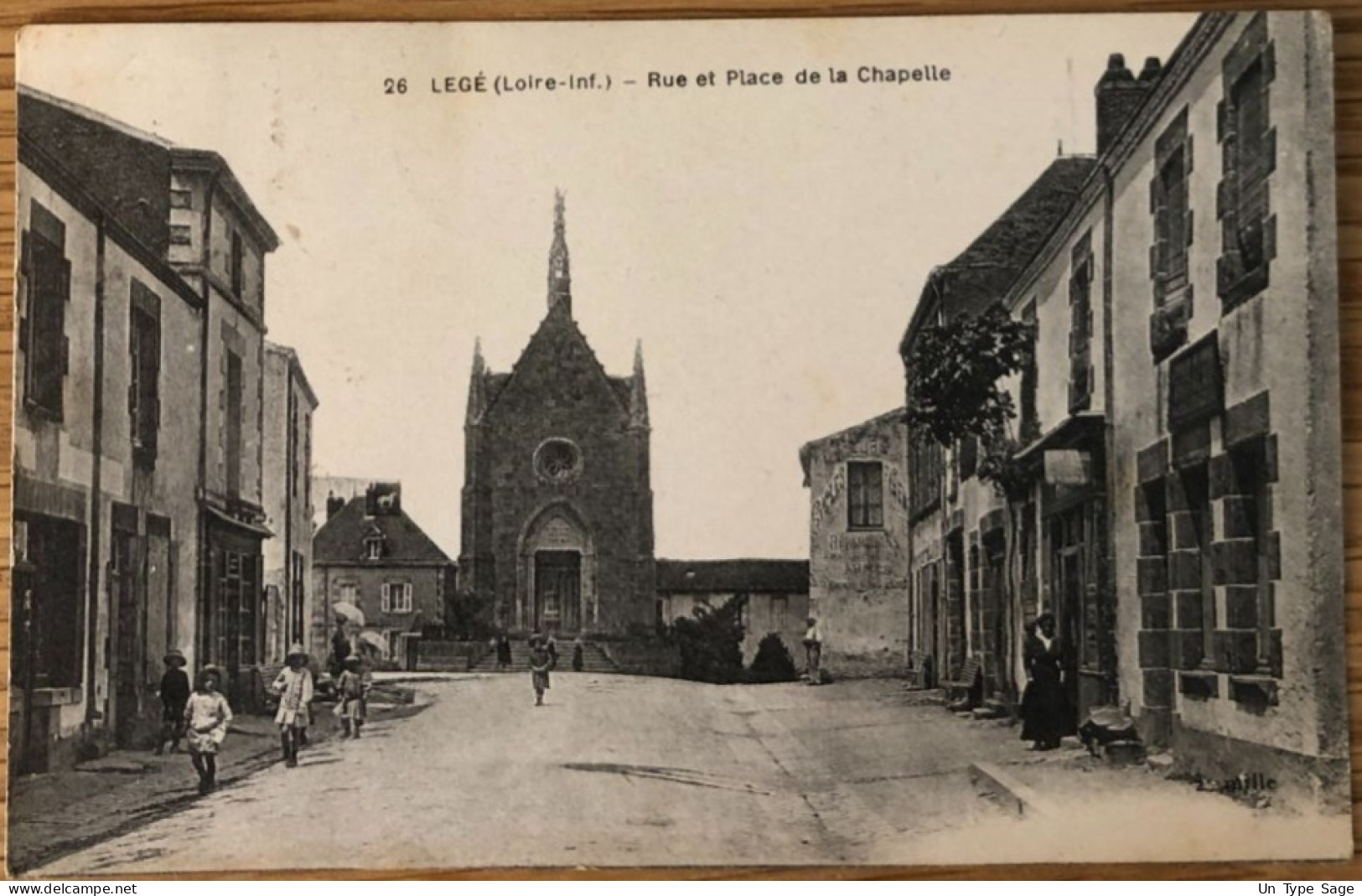 France, CPA - Legé (Loire-inf.) - Rue Et Place De La Chapelle - (B1512) - Autres & Non Classés