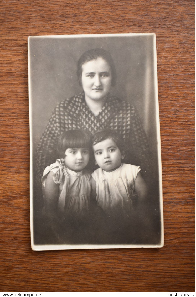 F2070 Photo Romania The Mother With Her Two Children - Fotografia