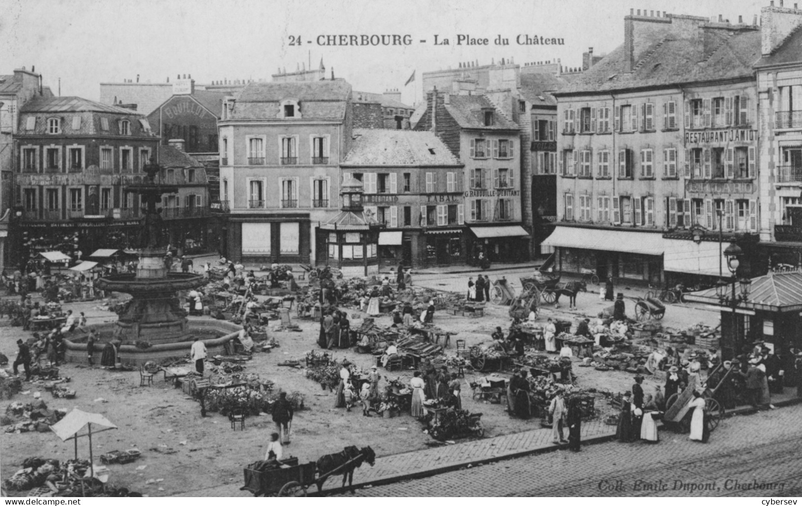 CHERBOURG - La Place Du Château Un Jour De Marché - Cherbourg