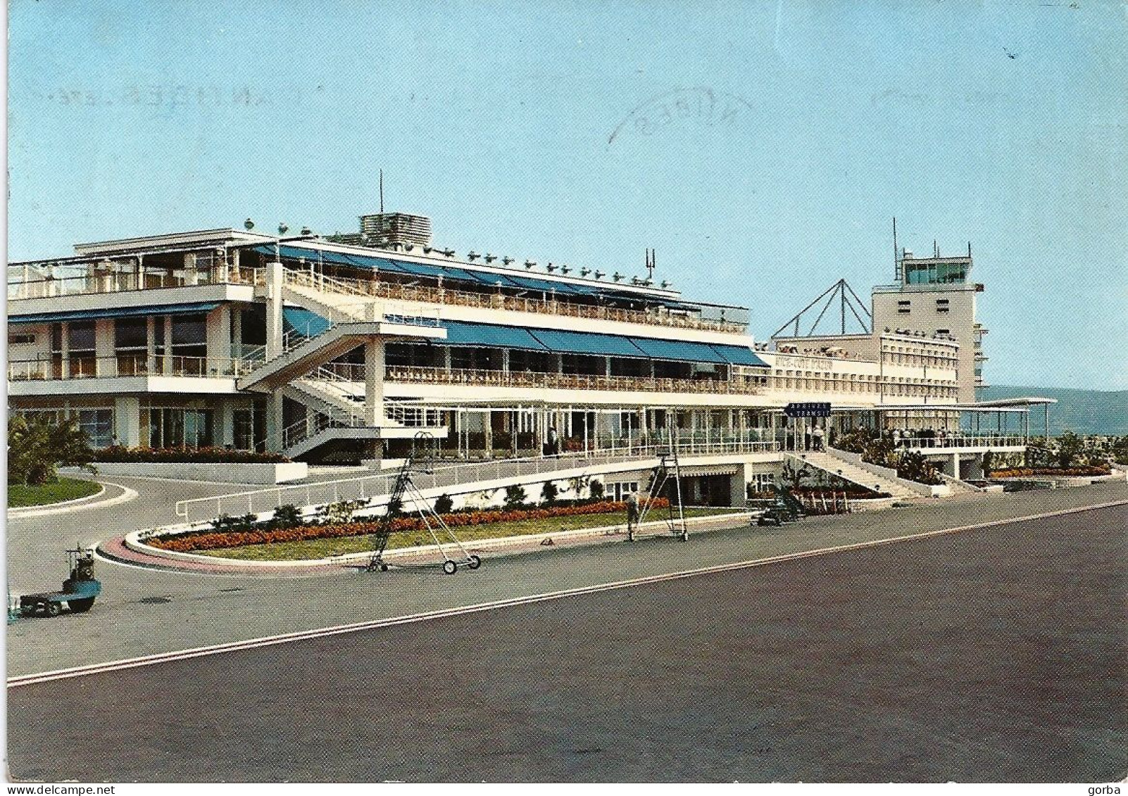 *CPM  - 06 - NICE -  L'Aéroport De Nice-Côte-d'Azur - Vue Prise De La Piste - Aeronáutica - Aeropuerto