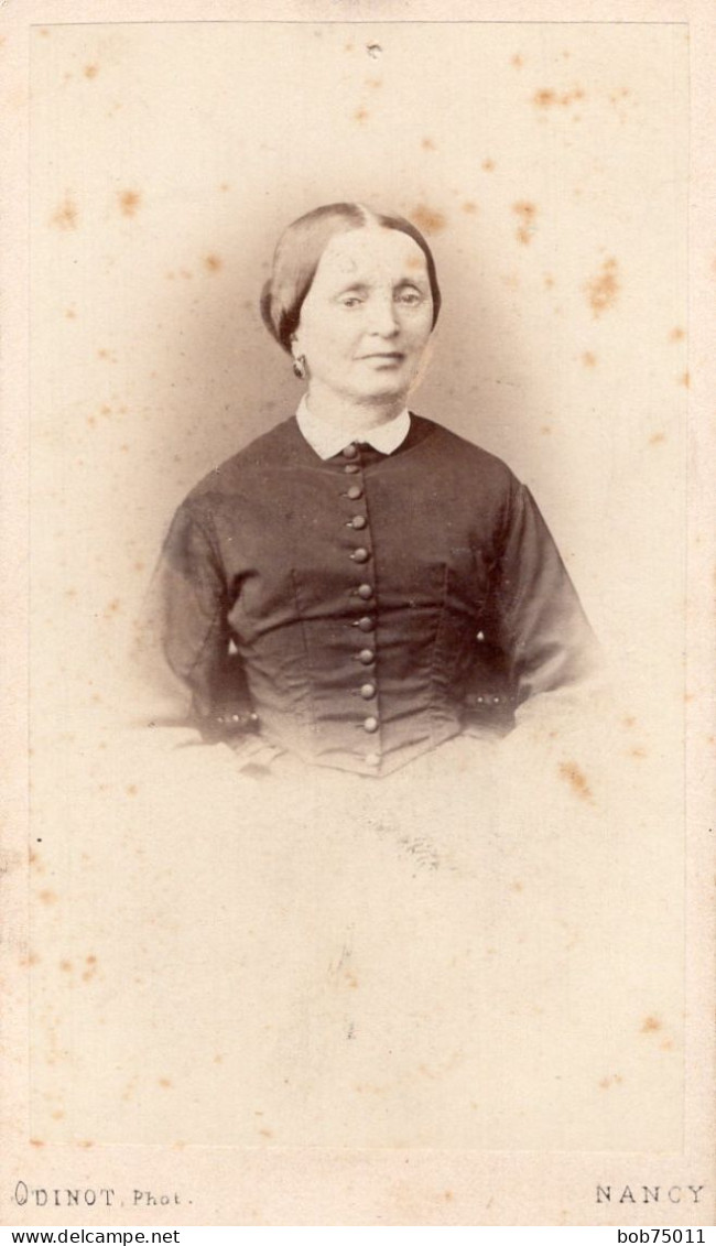 Photo D'une Femme  élégante Justine Mansuy Posant Dans Un Studio Photo En 1866  A  Nancy - Ancianas (antes De 1900)