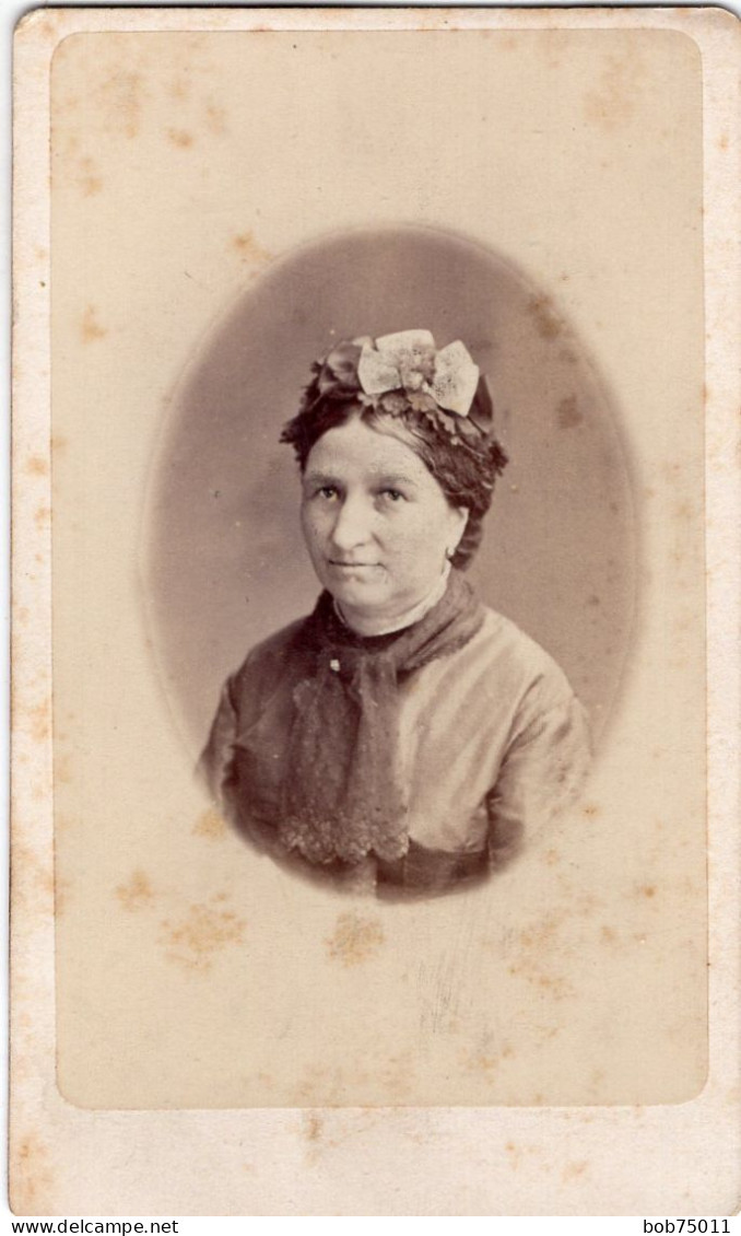 Photo D'une Femme  élégante Elisabeth Burtin Née Ballot  Posant Dans Un Studio Photo En 1874 A  Nancy - Anciennes (Av. 1900)
