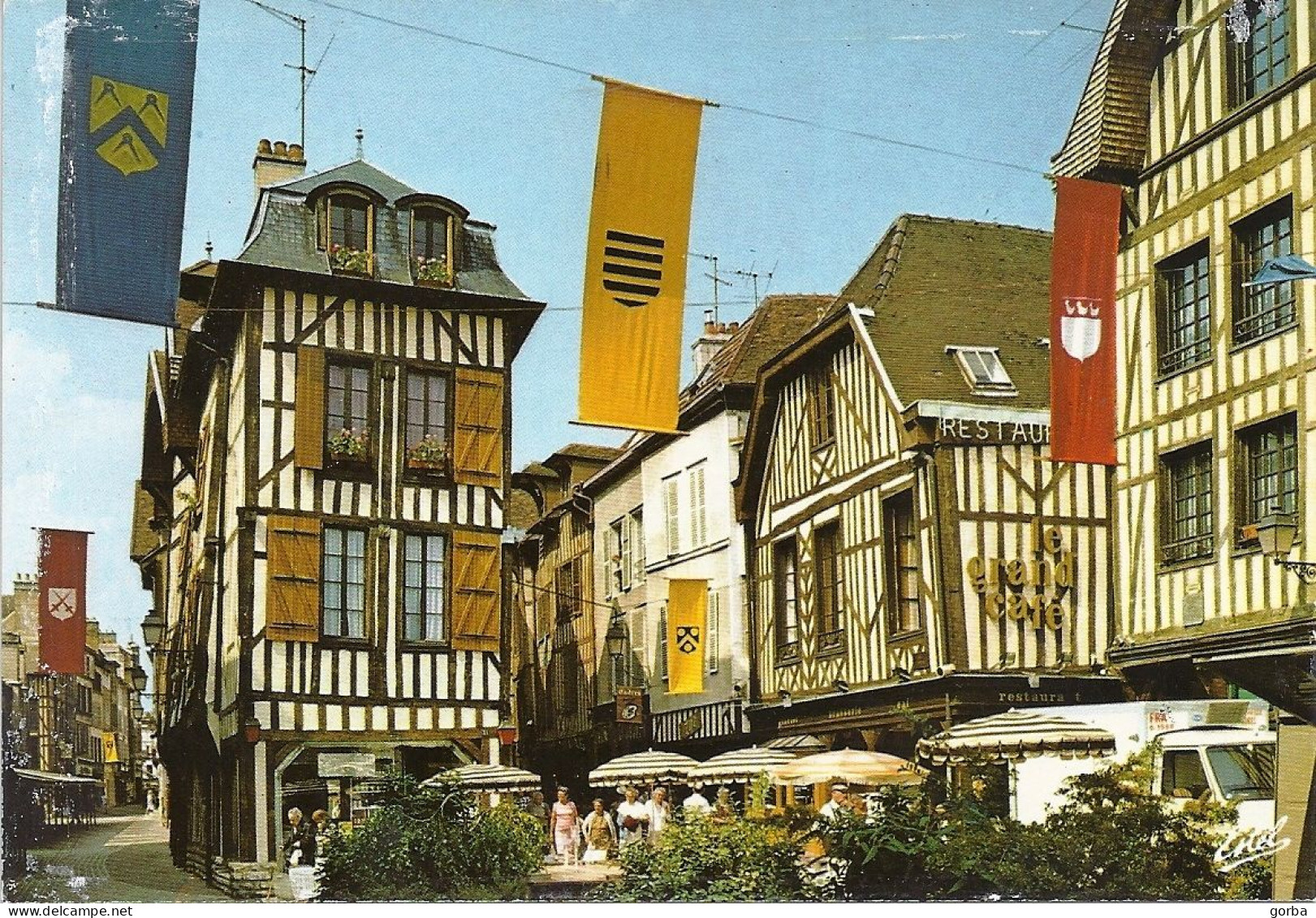 *CPM  - 10 - TROYES - Place Du Maréchal Foch, Vieilles Maisons Champenoises - Troyes