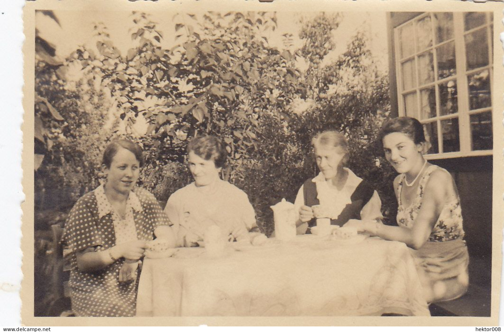 Altes Foto Vintage. Frauen Beim Kaffee. (  B11  ) - Personnes Anonymes