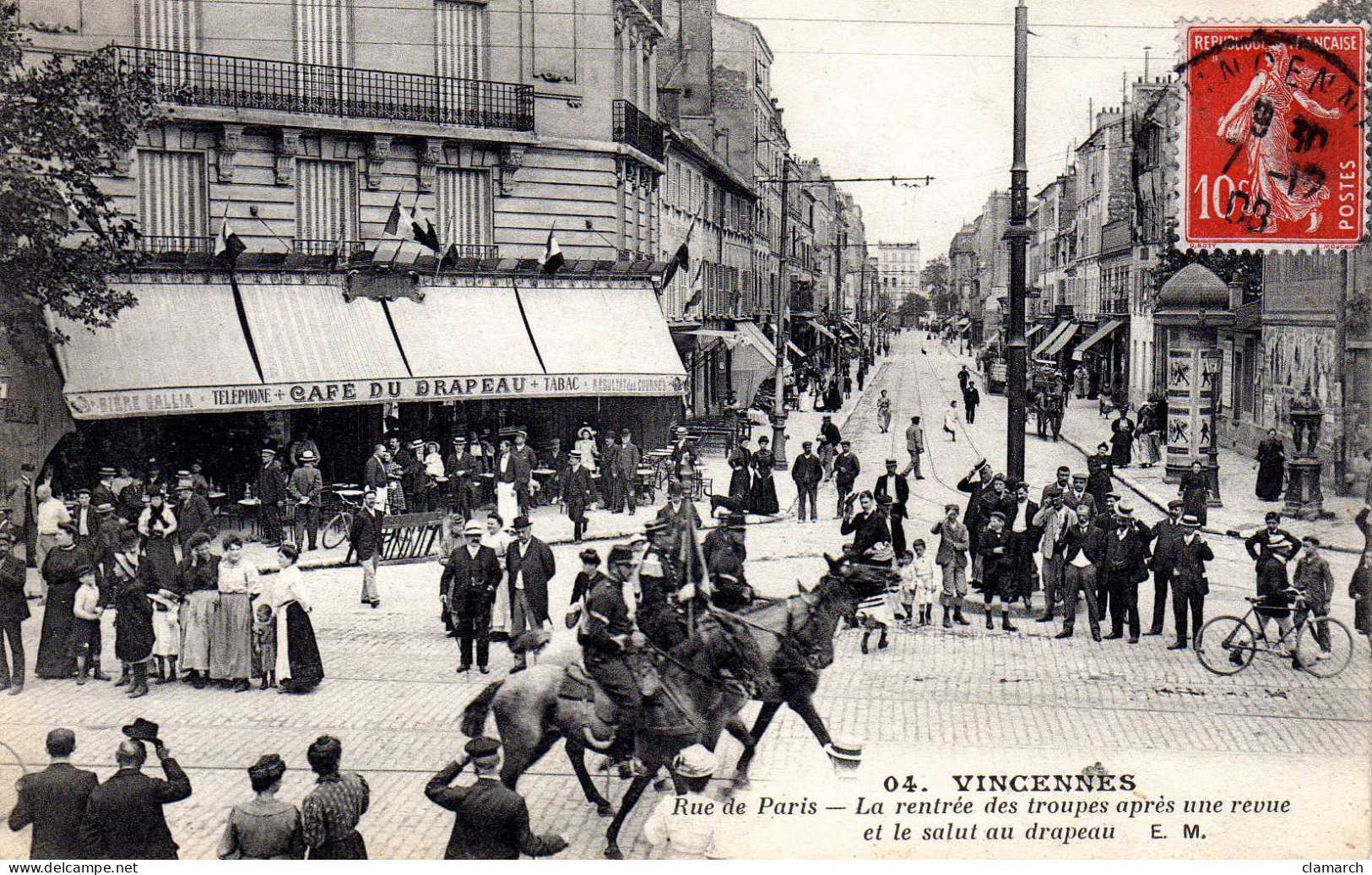 VAL DE MARNE-Vincennes-Rue De Paris-La Rentrée Des Troupes Caprès Une Revue Et Le Salut Au Drapeau - EM 04 - Vincennes