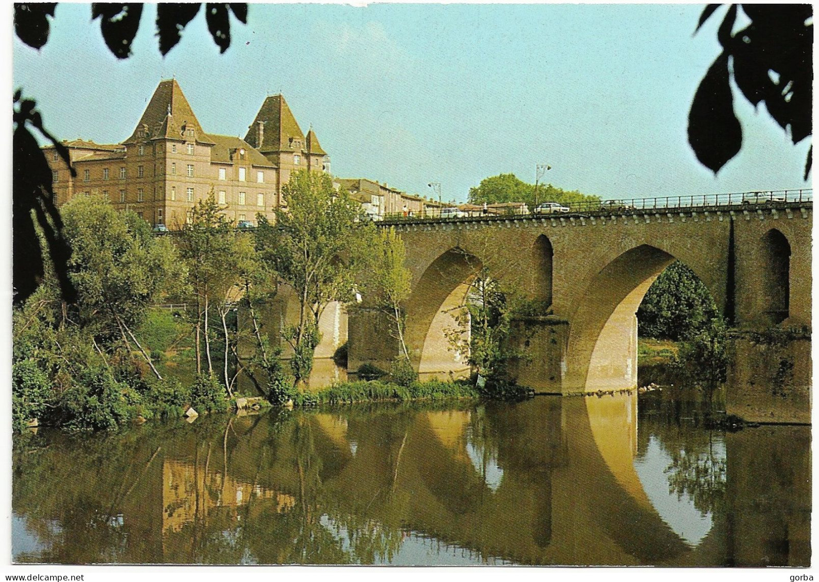 *CPM - 82 - MONTAUBAN - Des Bords Du Tarn, Vue Sur Le Pont Vieux Et Le Musée Ingres - Montauban