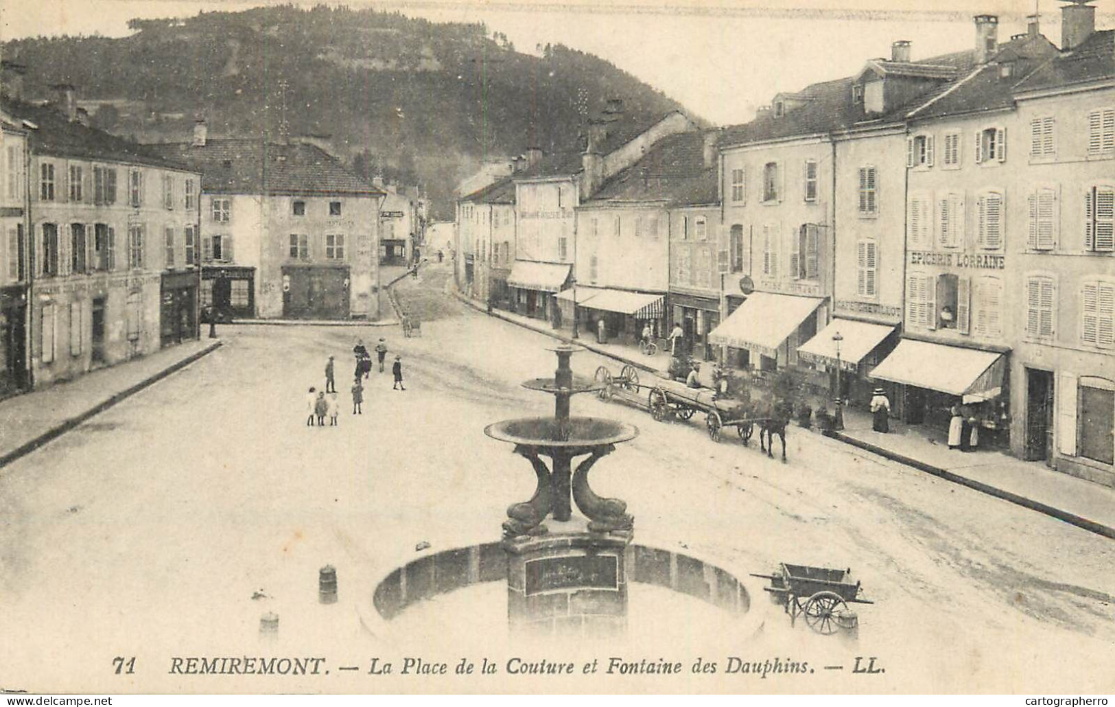 CPA France Remiremont La Place De La Couture Et Fontaine Des Dauphins - Remiremont