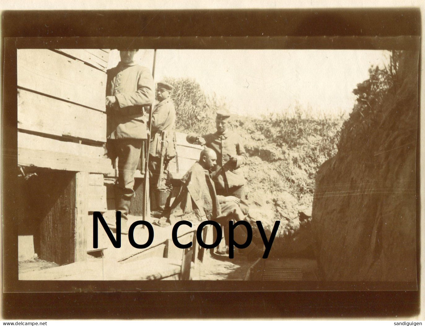 PHOTO ALLEMANDE DU FR 80 - LE COIFFEUR DANS LA TRANCHEE A ANDECHY PRES DE ROYE SOMME - GUERRE 1914 - 1918 - Guerra, Militares