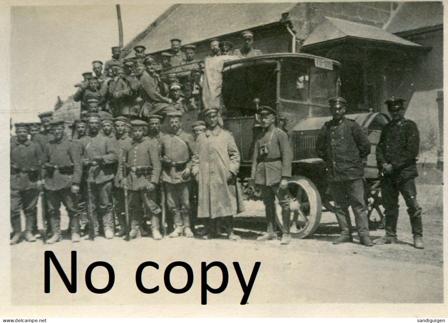 PHOTO ALLEMANDE - SOLDATS DEVANT UN CAMION A LAON ANIMEE AISNE GUERRE 1914 - 1918 - Guerre, Militaire