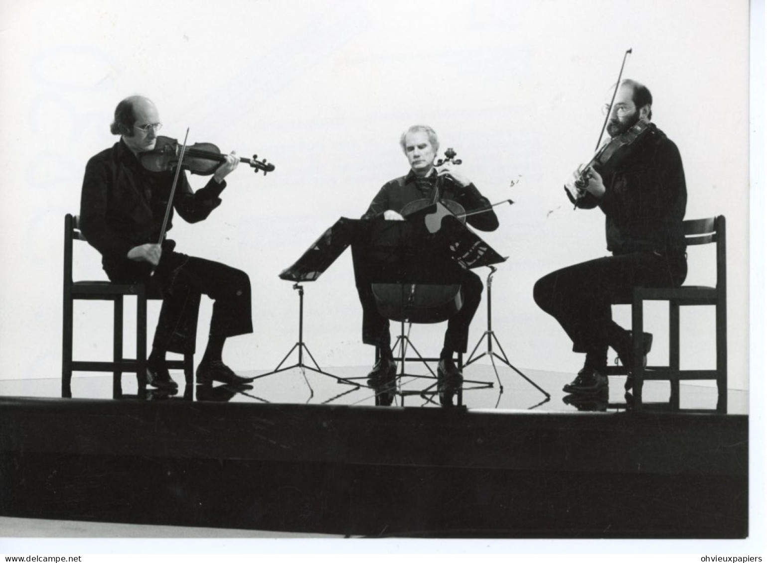 MUSICIENS VIOLONCELLISTE TRIO A CORDES CHARLES FREY . JEAN GROULT ET MICHEL MICHALAKOS 1985 - Personas Identificadas