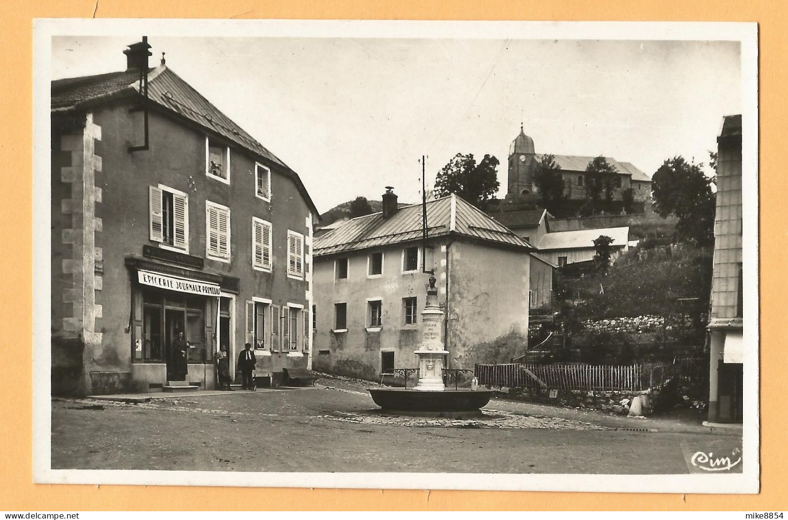 F1607  CPSM   SEPTMONCEL (Jura)  La Place -  EPICERIE JOURNAUX PRIMEURS  -  Fontaine ++++++ - Septmoncel