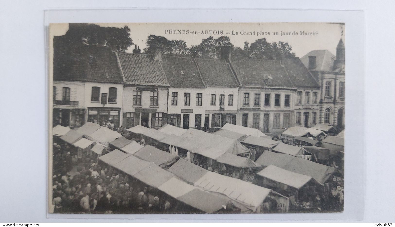 Pernes En Artois, La Grand'place Un Jour De Marché - Autres & Non Classés