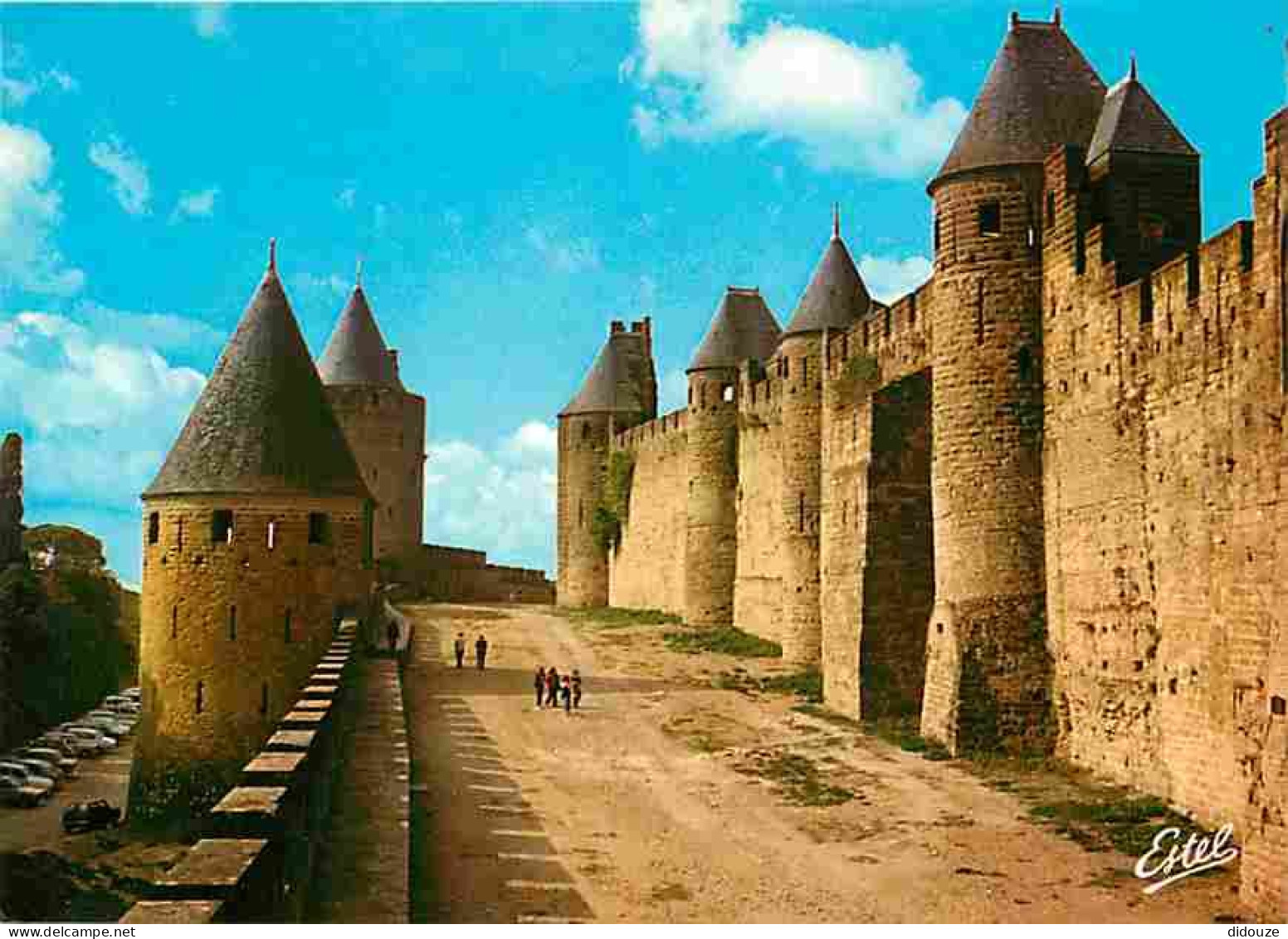 11 - Carcassonne - La Cité Médiévale - Les Lices Hautes. A Gauche, Les Fossés Dominés Par Les Tours De La Peyre Et De La - Carcassonne